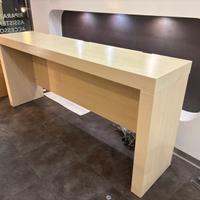 Tavolo moderno in legno chiaro