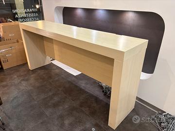 Tavolo moderno in legno chiaro