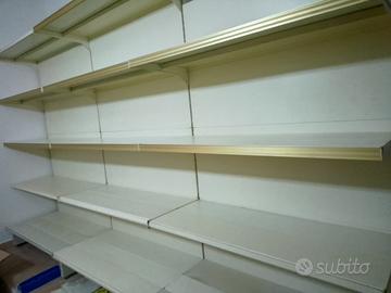 Scaffali in metallo per attività