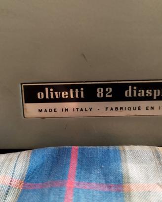 Macchina da scrivere Olivetti 82