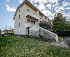 VILLA A SCHIERA D'ANGOLO A PARMA
