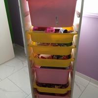 cassettiera con contenitori Ikea 