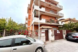 Acilia centro-appartamento con giardino