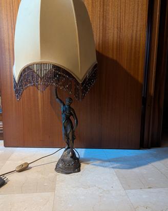 Lampada in bronzo con figura femminile elegante