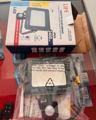 Faro led da esterno 30w con sensore di movimento