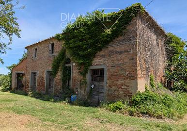 Casale in mattoni con giardino privato