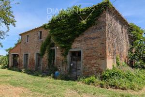 Casale in mattoni con giardino privato