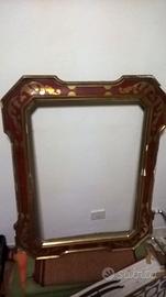 Cornice vintage con dorature e decori