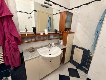Mobile bagno completo con lavabo e specchio