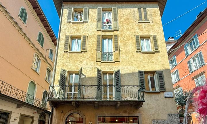 Lovere in zona di elevato passaggio