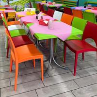 Sedie e tavoli multicolor