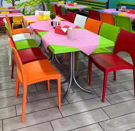 Sedie e tavoli multicolor