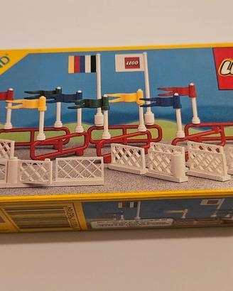 LEGO LEGOLAND 6316 FLAGS AND FENCES VINTAGE 1988