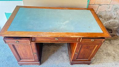 Scrivania antica