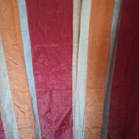 2 tende a strisce rosse, trasparenti, arancioni.