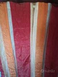 2 tende a strisce rosse, trasparenti, arancioni.