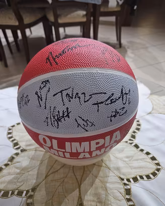 Pallone Olimpia Milano Autografato Scudetto 23/24
