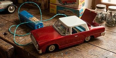 Raro modellino auto anni 60 con telecomando