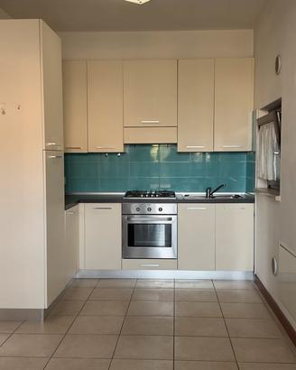 Cucina completa moderna con elettrodomestici