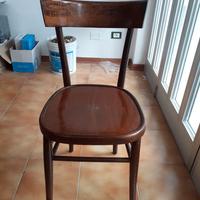 sedia in legno "vecchio stile"