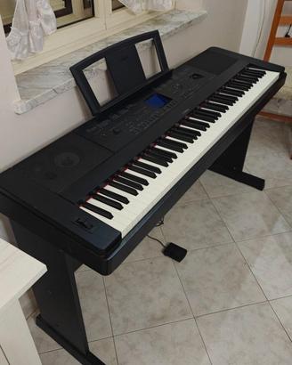 Yamaha DGX-660 con supporto in legno