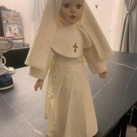 Bambola in porcellana vestita da suora