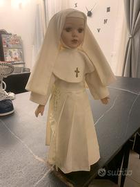 Bambola in porcellana vestita da suora