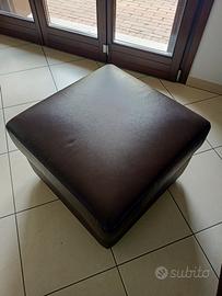 Divano in pelle marrone con pouf – buono stato