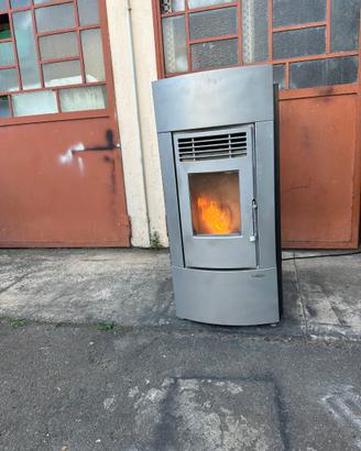 Stufa pellet11 kW marca PALAZZETTI