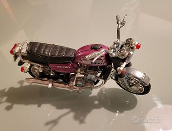 Modellino moto Suzuki GT 750