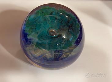 Fermacarte in vetro (verde e blu).