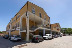 Immobile in centro commerciale con parcheggio