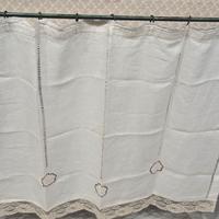 Tenda vetrage in lino ricamata a mano.