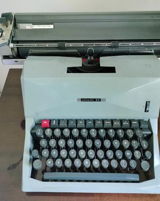 Macchina da scrivere meccanica Olivetti 82