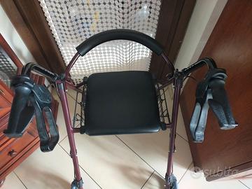 Deambulatore con rotelle