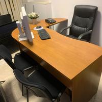 scrivania da  ufficio con poltrona e 2 sedie