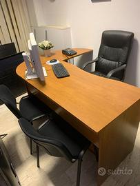 scrivania da  ufficio con poltrona e 2 sedie