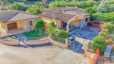 VILLA A SCHIERA D'ANGOLO A SAN TEODORO