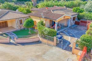 VILLA A SCHIERA D'ANGOLO A SAN TEODORO