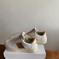 Sneaker bianca, suola bassa, inserti bronzo