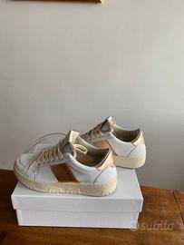 Sneaker bianca, suola bassa, inserti bronzo