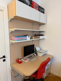 Scrivania con mensole, sedia e cassettiera