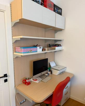 Scrivania con mensole, sedia e cassettiera