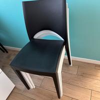 Sedie in plastica bianche e nere