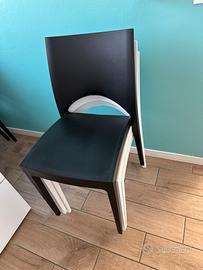 Sedie in plastica bianche e nere