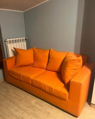 Divano arancione moderno 3 posti compatto e comodo