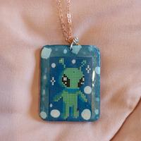 collana alieno fatta a mano