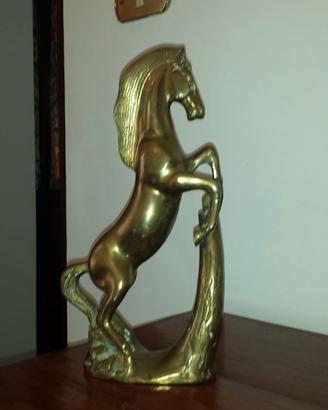 Scultura di cavallo in bronzo