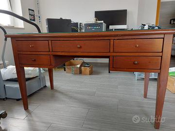 Scrivania in legno con cassetti – stile classico