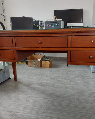 Scrivania in legno con cassetti – stile classico